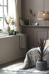 Henglampe i bambus med sorte detaljer