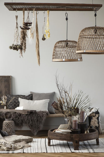 Henglampe i bambus med sorte detaljer